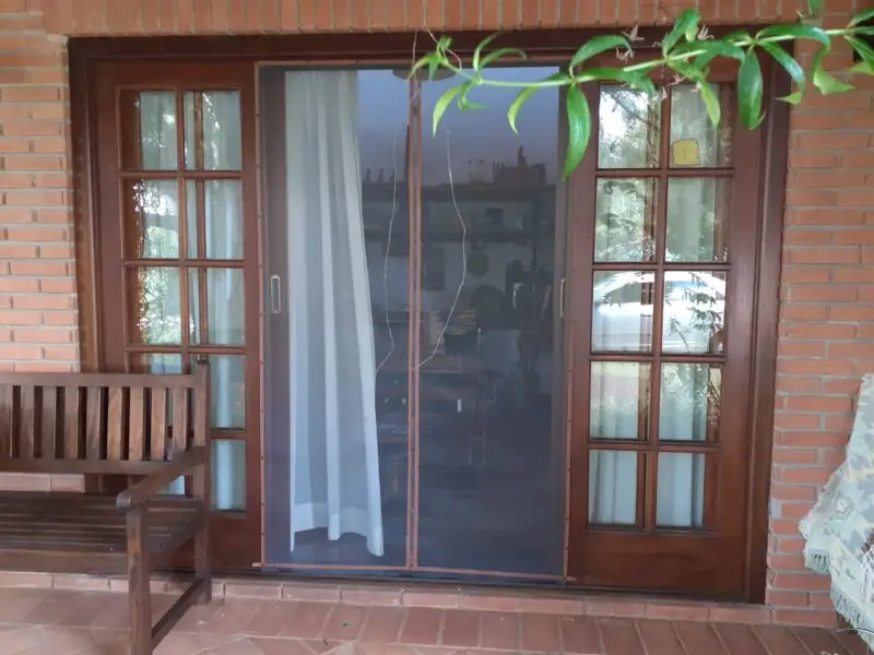Porta mosquiteira com botões