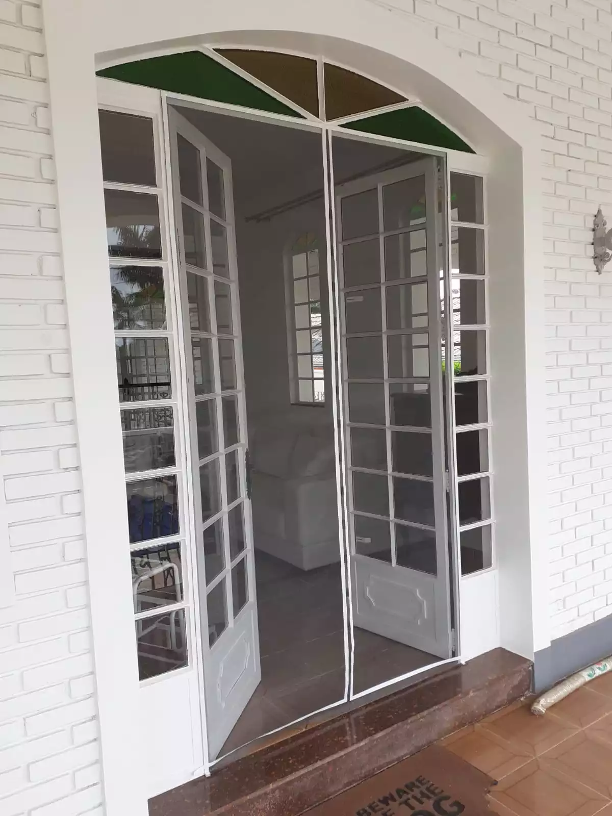 Porta mosquiteira com botões