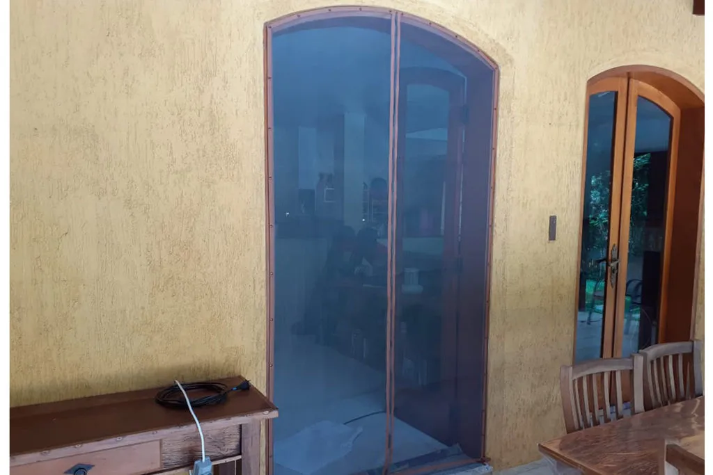 Porta mosquiteira em arco