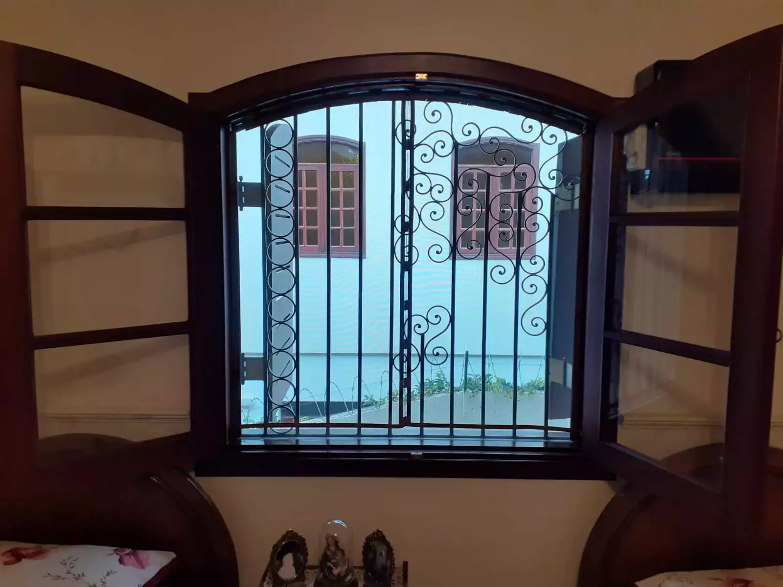 Tela mosquiteira para janela em arco